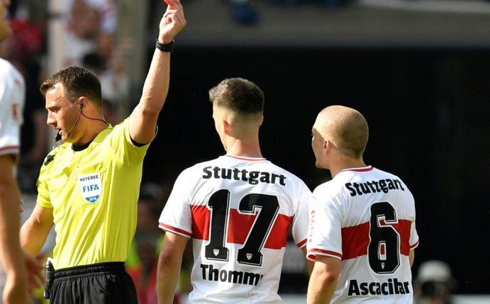 Der Schiedsrichter zeigt  Ascacibar die Rote Karte