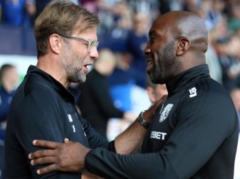 West Bromwichs Trainer Darren Moore (r) begrüßt vor der Begegnung gegen den FC Liverpool Jürgen Klopp. Foto: Nigel French/PA Wire West Bromwichs Trainer Darren Moore (r) begrüßt vor der Begegnung gegen den FC Liverpool Jürgen Klopp. Foto: Nigel French/PA Wire