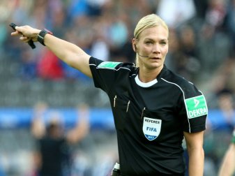Bibiana Steinhaus pfeift bei der U20-WM der Frauen Bibiana Steinhaus pfeift bei der U20-WM der Frauen
