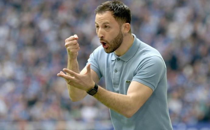 Domenico Tedesco hat aus der Schalke-Mannschaft eine Einheit geformt. Foto: Ina Fassbender