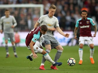 Manchester Uniteds Scott McTominay (M) im Zweikampf mit West Ham Uniteds Aaron Cresswell. Foto: Nick Potts/PA Wire Manchester Uniteds Scott McTominay (M) im Zweikampf mit West Ham Uniteds Aaron Cresswell. Foto: Nick Potts/PA Wire