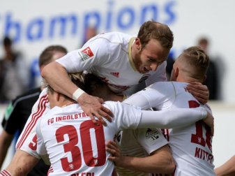 Moritz Hartmann (M) spielt seit 2009 für Ingolstadt. Foto: Stefan Puchner