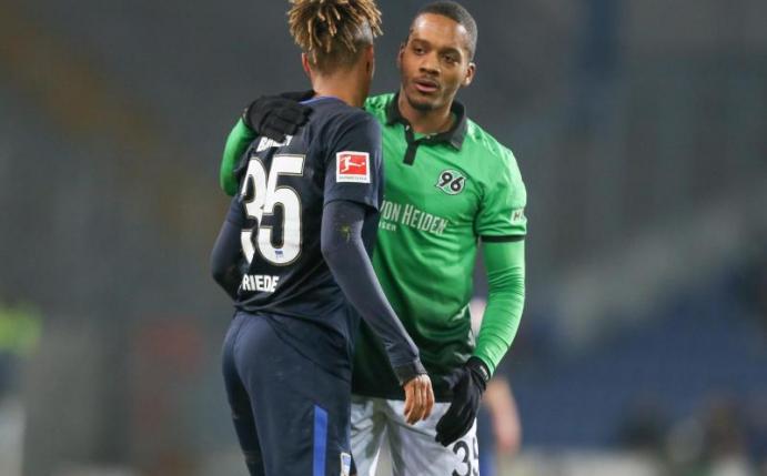 Charlison Benschop (r) kommt ablösefrei von Hannover nach Ingolstadt. Foto: Friso Gentsch
