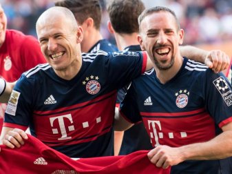 Nach Franck Ribery (r) hat auch Arjen Robben beim Rekordmeister verlängert. Foto: Sven Hoppe