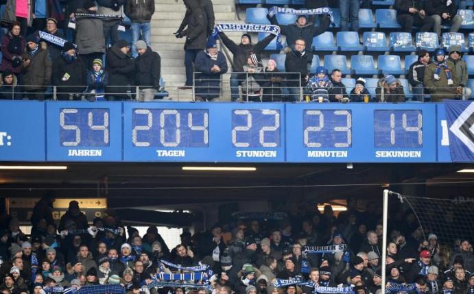 Die legendäre Uhr im Hamburger Volksparkstadion. Foto: Daniel Reinhardt