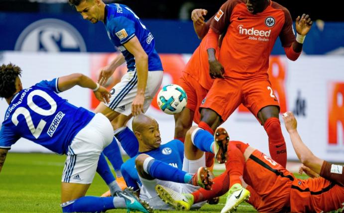 Schalke 04 stellt den Frankfurtern ein Bein