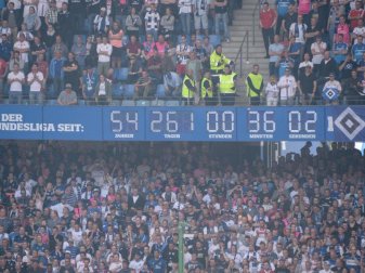 Die Stadionuhr im Hamburger Volksparkstadion im Moment des Abpfiffs. Foto: Axel Heimken Die Stadionuhr im Hamburger Volksparkstadion im Moment des Abpfiffs. Foto: Axel Heimken