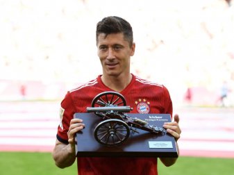 Robert Lewandowski wird nach dem Spiel mit der Torjägerkanone ausgezeichnet. Foto: Sven Hoppe