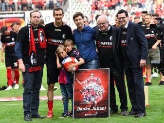 Sportdirektor Hartenbach, Julian Schuster, Sportdirektor Saier, Geschäftsführer Leki und Präsident Keller (l-r) bei der Verabschiedung. Foto: Patrick Seeger Sportdirektor Hartenbach, Julian Schuster, Sportdirektor Saier, Geschäftsführer Leki und Präsident Keller (l-r) bei der Verabschiedung. Foto: Patrick Seeger