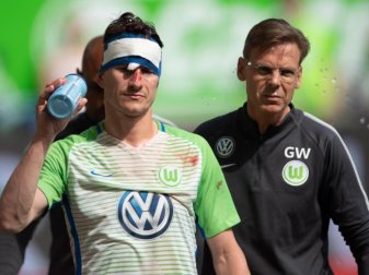 Wolfsburgs Kapitän Paul Verhaegh geht verletzt vom Spielfeld und droht im Relegations-Hinspiel auszufallen. Foto: Swen Pförtner Wolfsburgs Kapitän Paul Verhaegh geht verletzt vom Spielfeld und droht im Relegations-Hinspiel auszufallen. Foto: Swen Pförtner