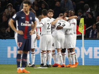 Paris Yuri Berchiche guckt zu seinen Mitspielern, während im Hintergrund die Spieler von Rennes nach einem Tor jubeln. Foto: C. Ena/AP Paris Yuri Berchiche guckt zu seinen Mitspielern, während im Hintergrund die Spieler von Rennes nach einem Tor jubeln. Foto: C. Ena/AP