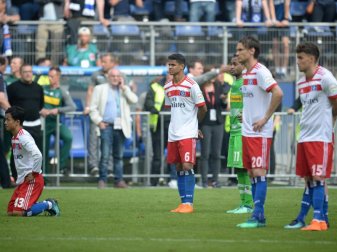 Tatsuya Ito, Douglas Santos, Albin Ekdal und Luca Waldschmidt (v.l.) scheinen fassungslos angesichts des HSV-Abstiegs. Foto: D. Reinhardt