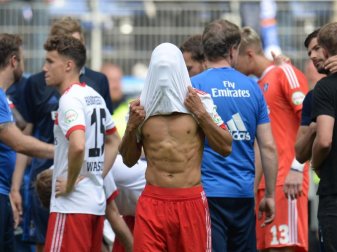Hamburgs Douglas Santos hält sich angesichts des Abstiegs des HSV das Trikot vor das Gesicht. Foto: Daniel Reinhardt Hamburgs Douglas Santos hält sich angesichts des Abstiegs des HSV das Trikot vor das Gesicht. Foto: Daniel Reinhardt