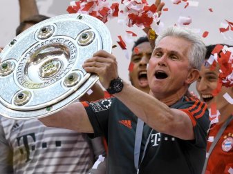 Bye-bye Bundesliga: Bayern-Trainer Jupp Heynckes verabschiedet sich mit der Meisterschale von der Allianz-Arena. Foto: Sven Hoppe Bye-bye Bundesliga: Bayern-Trainer Jupp Heynckes verabschiedet sich mit der Meisterschale von der Allianz-Arena. Foto: Sven Hoppe
