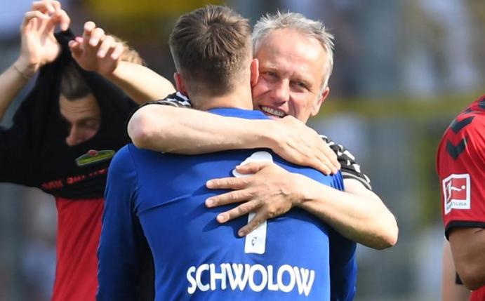 Gerettet: Freiburg-Coach Christian Streich feiert mit Keeper Alexander Schwolow (v) den Klassenerhalt. Foto: Patrick Seeger