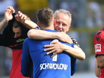 Gerettet: Freiburg-Coach Christian Streich feiert mit Keeper Alexander Schwolow (v) den Klassenerhalt. Foto: Patrick Seeger Gerettet: Freiburg-Coach Christian Streich feiert mit Keeper Alexander Schwolow (v) den Klassenerhalt. Foto: Patrick Seeger