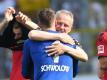 Gerettet: Freiburg-Coach Christian Streich feiert mit Keeper Alexander Schwolow (v) den Klassenerhalt. Foto: Patrick Seeger