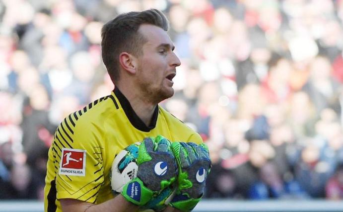 Frankfurts Torwart Lukas Hradecky spricht von einer «katstrophalen Leistung». Foto: Marijan Murat