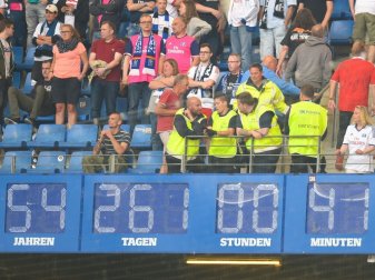 Der alte Schriftzug wird mit "Tradition seit" ersetzt Der alte Schriftzug wird mit "Tradition seit" ersetzt