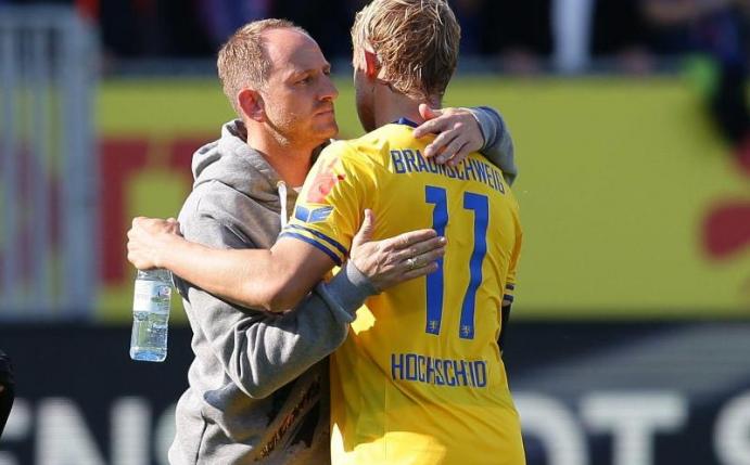 Zukunft offen: Braunschweig-Coach Torsten Lieberknecht (l). Foto: Frank Molter