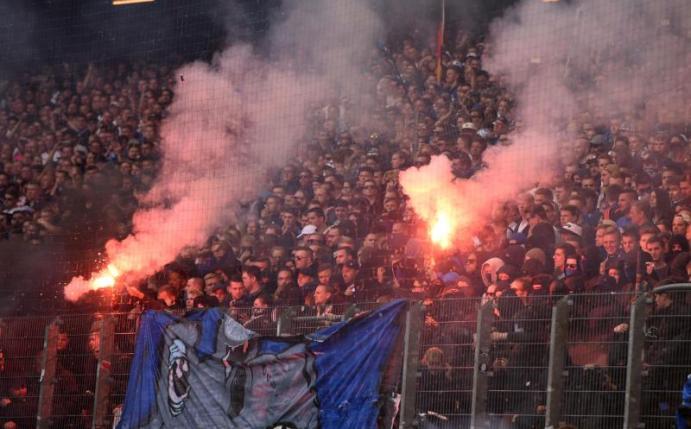 HSV-Anhänger brennen beim Spiel gegen Mönchengladbach Pyrotechnik ab. Foto: Daniel Bockwoldt