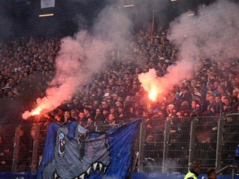 HSV-Anhänger brennen beim Spiel gegen Mönchengladbach Pyrotechnik ab. Foto: Daniel Bockwoldt HSV-Anhänger brennen beim Spiel gegen Mönchengladbach Pyrotechnik ab. Foto: Daniel Bockwoldt