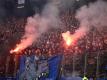 HSV-Anhänger brennen beim Spiel gegen Mönchengladbach Pyrotechnik ab. Foto: Daniel Bockwoldt