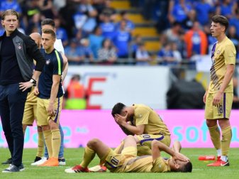 Nach der unglücklichen Niederlage in Darmstadt kauern die Aue-Profis auf dem Rasen. Foto: Uwe Anspach Nach der unglücklichen Niederlage in Darmstadt kauern die Aue-Profis auf dem Rasen. Foto: Uwe Anspach