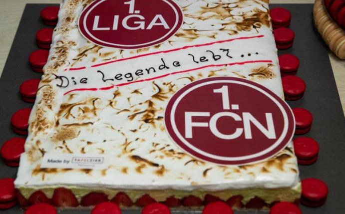 Für den Bundesliga-Rückkehrer 1. FC Nürnberg gab es eine Erdbeer-Pistazien-Torte. Foto: Daniel Karmann