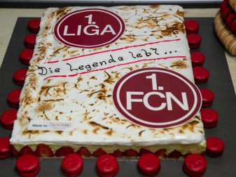 Für den Bundesliga-Rückkehrer 1. FC Nürnberg gab es eine Erdbeer-Pistazien-Torte. Foto: Daniel Karmann Für den Bundesliga-Rückkehrer 1. FC Nürnberg gab es eine Erdbeer-Pistazien-Torte. Foto: Daniel Karmann