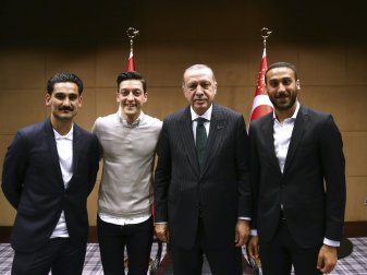 Gündogan (l.) und Özil (2.v.l.) ernten Kritik Gündogan (l.) und Özil (2.v.l.) ernten Kritik