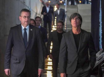 Bundestrainer Joachim Löw (r) und DFB-Präsident Reinhard Grindel auf dem Weg zur Pressekonferenz. Foto: Ina Fassbender Bundestrainer Joachim Löw (r) und DFB-Präsident Reinhard Grindel auf dem Weg zur Pressekonferenz. Foto: Ina Fassbender