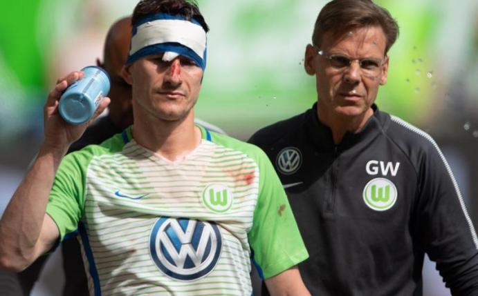Sein Einsatz im ersten Relegationsspiel gegen Kiel ist noch fraglich: Wolfsburg-Kapitän Paul Verhaegh. Foto: Swen Pförtner