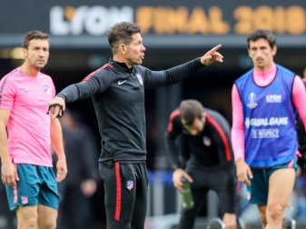 Wird das Finale gegen Marseille nur von der Tribüne verfolgen: Atlético-Coach Diego Simeone (M). Foto: Jan Woitas Wird das Finale gegen Marseille nur von der Tribüne verfolgen: Atlético-Coach Diego Simeone (M). Foto: Jan Woitas