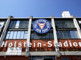 Bei einem möglichen Aufstieg dürfte Holstein Kiel in ihrem Holstein-Stadion spielen. Foto: Frank Molter Bei einem möglichen Aufstieg dürfte Holstein Kiel in ihrem Holstein-Stadion spielen. Foto: Frank Molter
