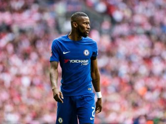 Auch Antonio Rüdiger hatte Schiedsrichter Mason bedrängt Auch Antonio Rüdiger hatte Schiedsrichter Mason bedrängt