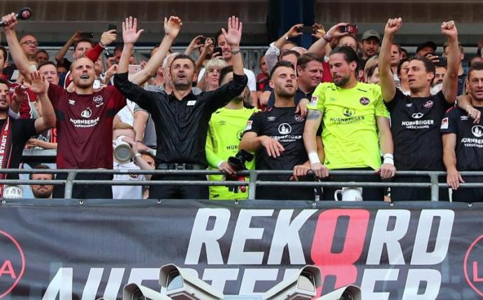 Rekord-Aufsteiger (und auch -absteiger): Die Nürnberger Mannschaft steht nach dem letzten Spiel der abgelaufenen Saison auf der Haupttribüne im heimischen Max-Morlock-Stadion. Foto: Daniel Karmann
