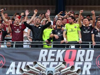 Rekord-Aufsteiger (und auch -absteiger): Die Nürnberger Mannschaft steht nach dem letzten Spiel der abgelaufenen Saison auf der Haupttribüne im heimischen Max-Morlock-Stadion. Foto: Daniel Karmann Rekord-Aufsteiger (und auch -absteiger): Die Nürnberger Mannschaft steht nach dem letzten Spiel der abgelaufenen Saison auf der Haupttribüne im heimischen Max-Morlock-Stadion. Foto: Daniel Karmann