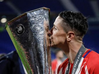 Der «sentimental wohl beste Titel»: Fernando Torres jubelt nach dem Sieg im Europa-League-Finale mit dem Pokal. Foto: Baldesca Samper/Shot for press/gtres Der «sentimental wohl beste Titel»: Fernando Torres jubelt nach dem Sieg im Europa-League-Finale mit dem Pokal. Foto: Baldesca Samper/Shot for press/gtres