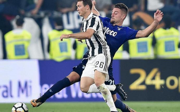 Stephan Lichtsteiner (vorne) verlässt Juventus Turin - aber nicht in Richtung Dortmund. Foto: Alessandro Di Marco/ANSA/AP