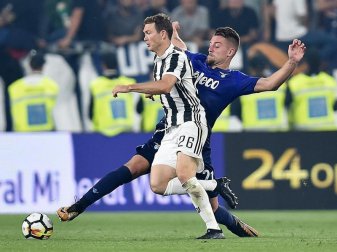 Stephan Lichtsteiner (vorne) verlässt Juventus Turin - aber nicht in Richtung Dortmund. Foto: Alessandro Di Marco/ANSA/AP Stephan Lichtsteiner (vorne) verlässt Juventus Turin - aber nicht in Richtung Dortmund. Foto: Alessandro Di Marco/ANSA/AP