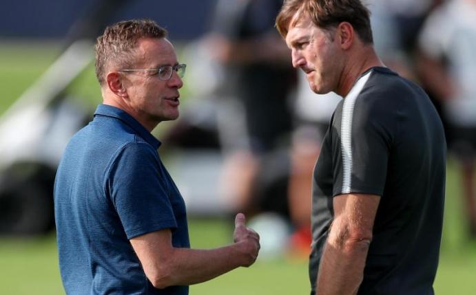 Leipzigs Sportdirektor Rangnick (l) und Ex-Trainer Hasenhüttl: «Ralf & Ralph» gehen getrennte Wege. Foto: Jan Woitas