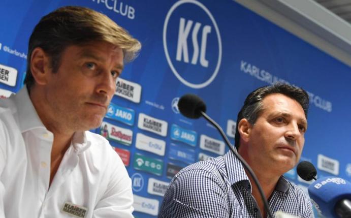 Trainer Alois Schwartz (r) und Sportdirektor Oliver Kreuzer wollen den KSC in die 2. Bundesliga führen. Foto: Uli Deck