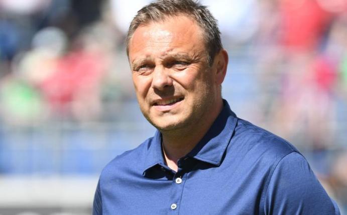Hannovers Trainer André Breitenreiter hat mit seiner Mannschaft problemlos die Klasse gehalten. Foto: Peter Steffen
