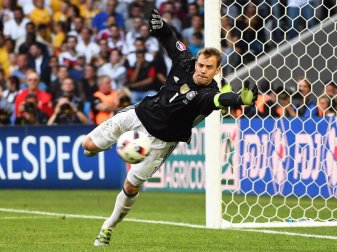 Manuel Neuer steht im Pokalfinale wohl wieder im Bayern-Kader. Foto: Filip Singer/EPA Manuel Neuer steht im Pokalfinale wohl wieder im Bayern-Kader. Foto: Filip Singer/EPA