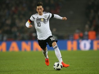 Özil weiterhin mit der 10 auf dem Trikot Özil weiterhin mit der 10 auf dem Trikot