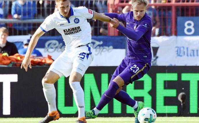 KSC-Akteur Jonas Föhrenbach (l) kämpft mit Aues Sören Bertram um den Ball. Foto: Uli Deck