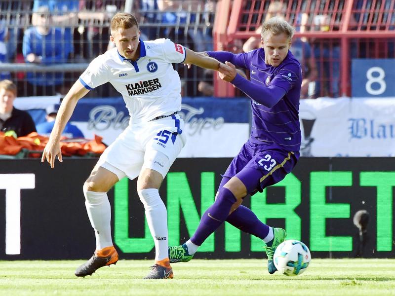 KSC-Akteur Jonas Föhrenbach (l) kämpft mit Aues Sören Bertram um den Ball. Foto: Uli Deck