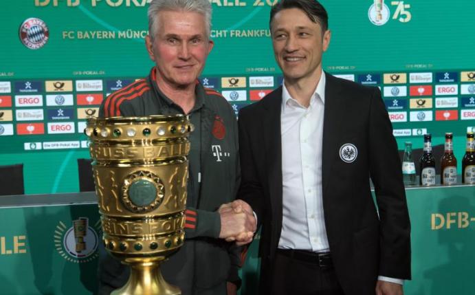 Den Pott im Blick: Bayern-Coach Jupp Heynckes (l) und Eintracht-Trainer Niko Kovac. Foto: Soeren Stache