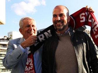 Markus Babbel (r) wurde von Wanderers-Boss Paul Lederer als neuer Cheftrainer begrüßt. Foto: Danny Casey/AAP Markus Babbel (r) wurde von Wanderers-Boss Paul Lederer als neuer Cheftrainer begrüßt. Foto: Danny Casey/AAP